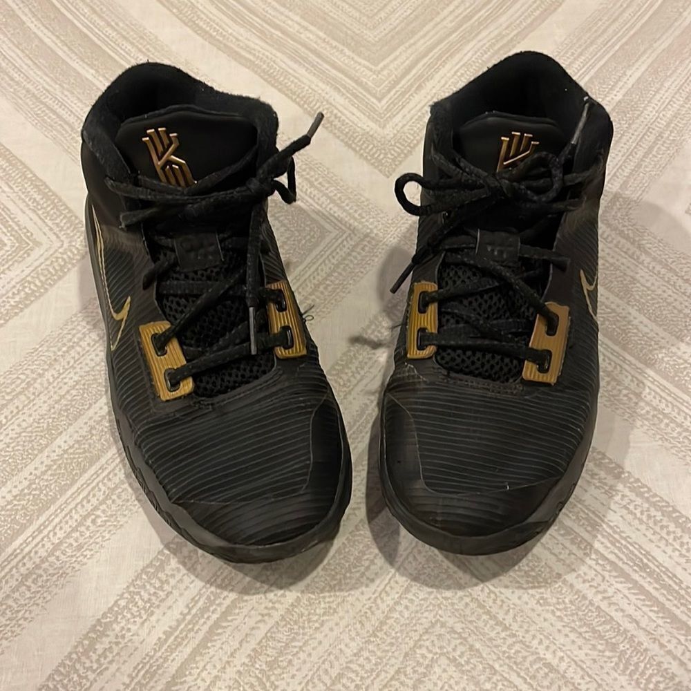 Nike Boys Kyrie Flytrap 4 Black Metallic Gold Sneakers